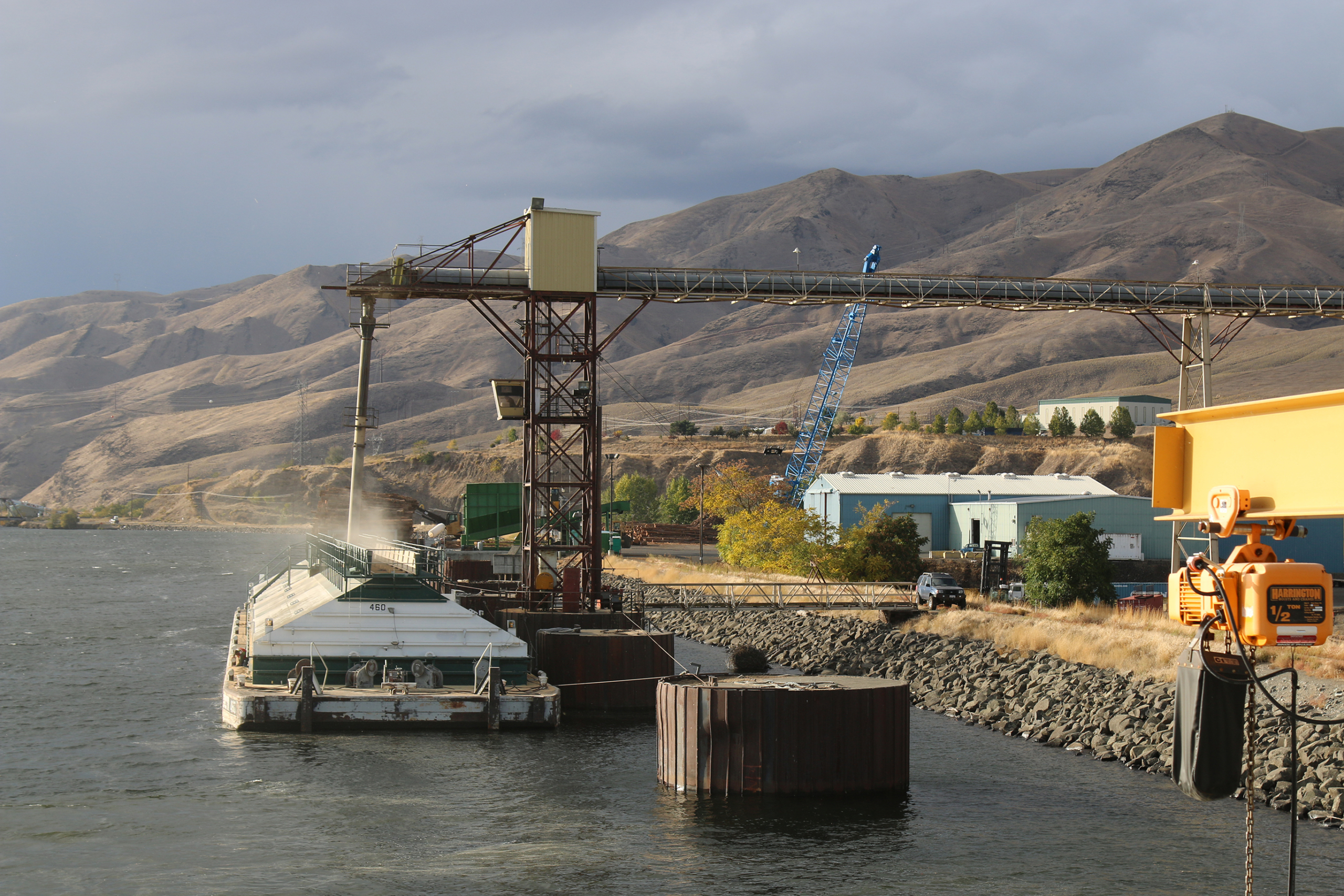 Barge loading facility on the Snake River in Washington to suggest global wheat market volatility