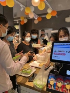 Photo of busy retail Fujian Fumao bakery in China