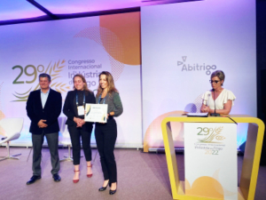 During this year's Abitrigo Congress, USW presented a course completion certificate for its Online Baking Certification program to the owner one of Brazil’s largest milling companies