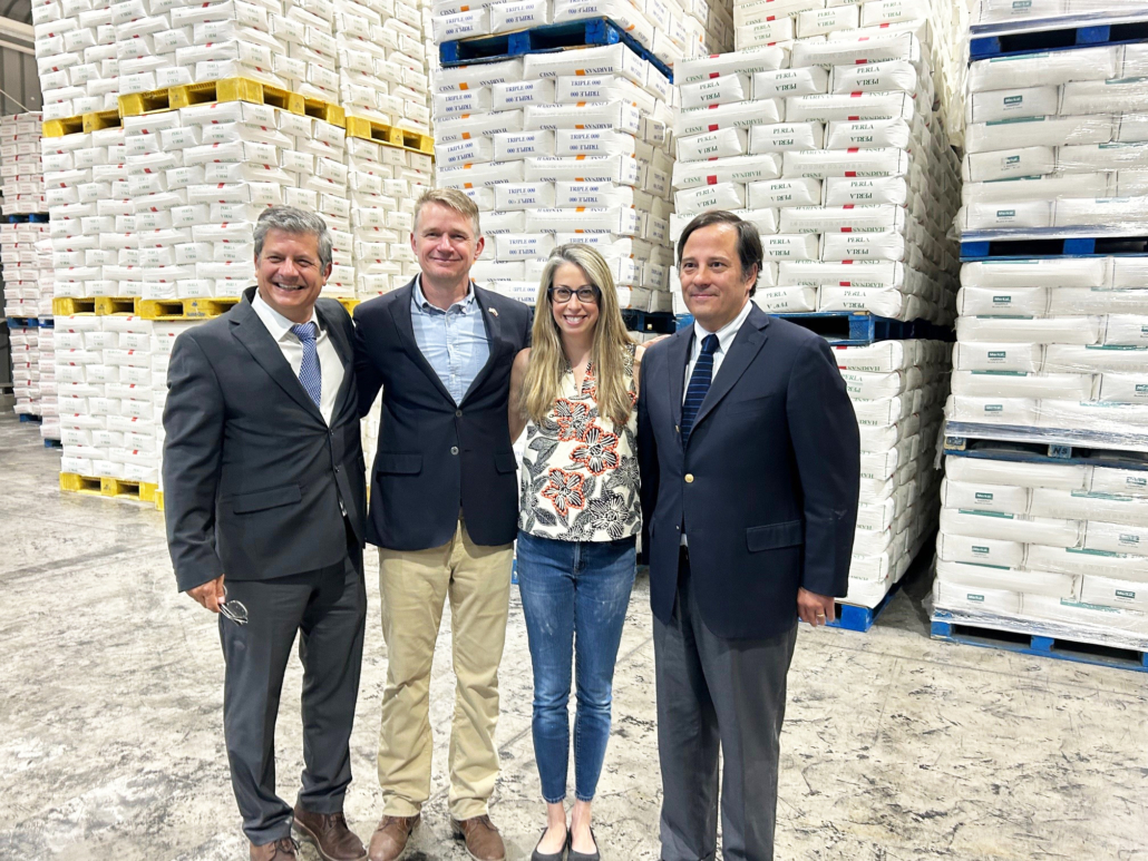 USW arranged a tour of a Molinos Cunaco flour mill for U.S. Ambassador to Chile Bernadette Meehan. In this photo, USW Regional DIrector Miguel Galdos (far left) and Meehan (second from right) pose with Molinos Cunaco executives in the mill's packaging room.